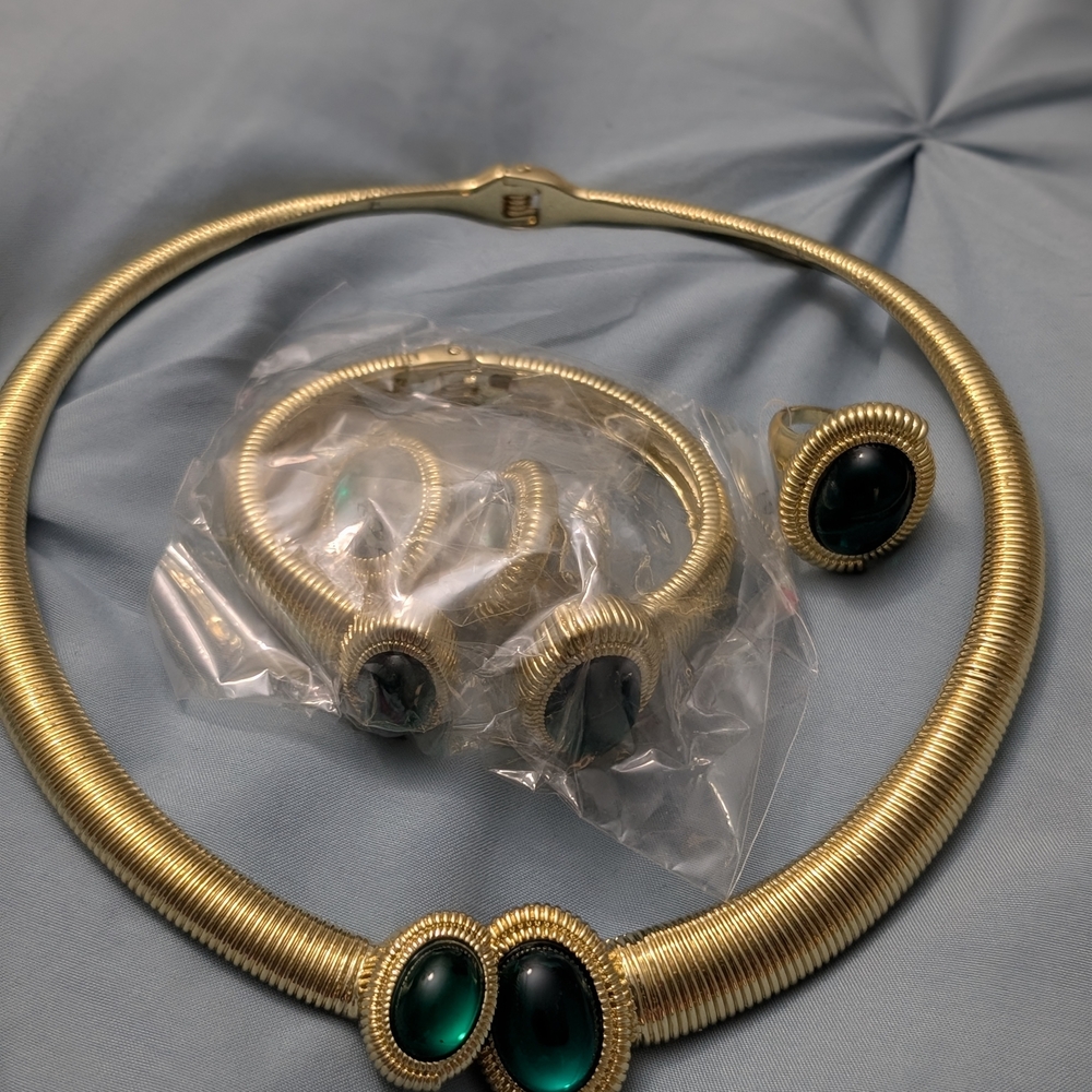 Elegant Gold and Green Jewelry Set